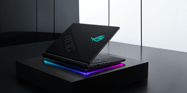 ROG Strix SCAR 18 eleva o gaming portátil 1 Portátil gaming ROG Strix SCAR 18 com ecrã mini-LED 4K de 240Hz, iluminação RGB e hardware Intel Core Ultra 9 com N
