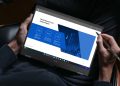 Acer Swift Spin 14 AI aposta forte na IA e mobilidade 13 Acer Swift Spin 14 AI em modo tablet ao lado da Acer Active Stylus e portátil Aspire Go 15 equipado com Snapdragon.
