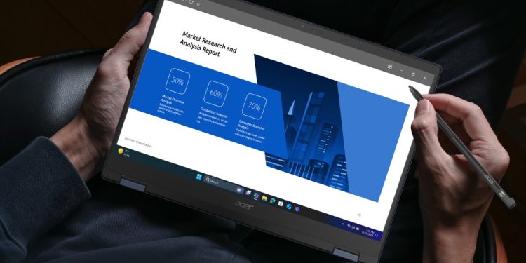 Acer Swift Spin 14 AI em modo tablet ao lado da Acer Active Stylus e portátil Aspire Go 15 equipado com Snapdragon.