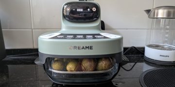 Dreame Tasti Glass Air Fryer em vidro de borossilicato transparente sobre bancada de cozinha branca com recipiente interior visível