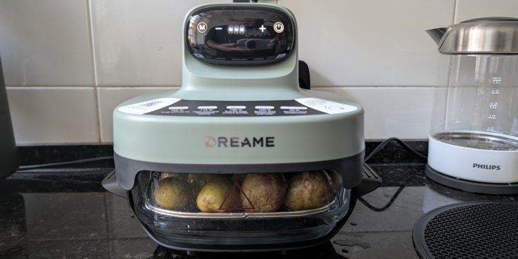 Dreame Tasti Glass Air Fryer em vidro de borossilicato transparente sobre bancada de cozinha branca com recipiente interior visível