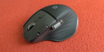 HP Ultra-Fast Scroll Wireless Mouse 780M em preto com a roda de scroll magnética e o cilindro de scroll lateral