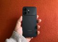 Honor 600 em preto sobre superfície neutra, com o módulo de câmara dual visível e os biseles quase inexistentes na frente