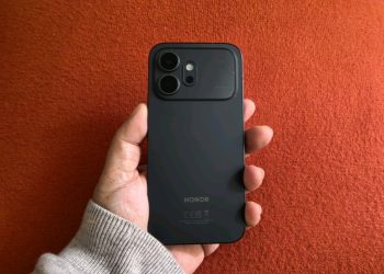 Honor 600 em preto sobre superfície neutra, com o módulo de câmara dual visível e os biseles quase inexistentes na frente