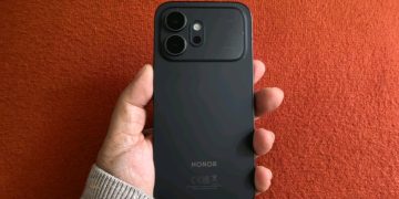 Honor 600 em preto sobre superfície neutra, com o módulo de câmara dual visível e os biseles quase inexistentes na frente