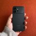 Honor 600 em preto sobre superfície neutra, com o módulo de câmara dual visível e os biseles quase inexistentes na frente