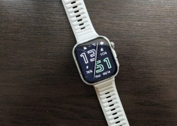 Huawei Watch Fit 5 Pro em preto sobre pulso, com ecrã AMOLED activo a mostrar métricas de saúde e moldura em titânio visível