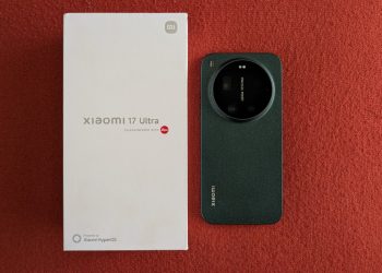 Xiaomi 17 Ultra em Starlit Green sobre superfície neutra, com o módulo de câmara circular Leica