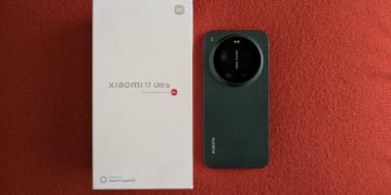 Xiaomi 17 Ultra em Starlit Green sobre superfície neutra, com o módulo de câmara circular Leica