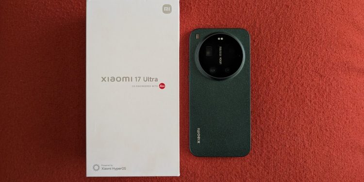 Análise Xiaomi 17 Ultra: um portento! 1 Xiaomi 17 Ultra em Starlit Green sobre superfície neutra, com o módulo de câmara circular Leica