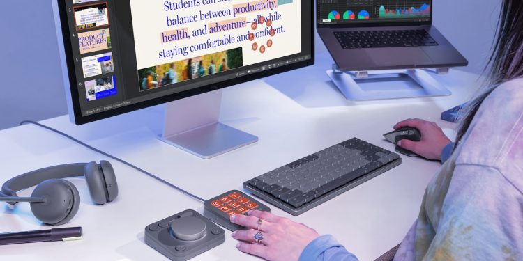 Logitech MX Keys S e MX Master 4 sobre secretária minimalista, com o MX Creative Console ao lado e o Actions Ring activo no ecrã
