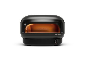 forno de pizza Gozney Arc Lite compacto a gás num terraço