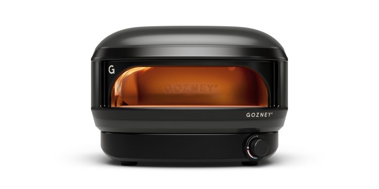 forno de pizza Gozney Arc Lite compacto a gás num terraço