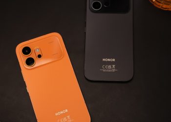 HONOR 600 em preto e laranja sobre fundo neutro, vista frontal e traseira mostrando câmara de 200MP e ecrã de 6,57 polegadas