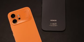 HONOR 600 em preto e laranja sobre fundo neutro, vista frontal e traseira mostrando câmara de 200MP e ecrã de 6,57 polegadas