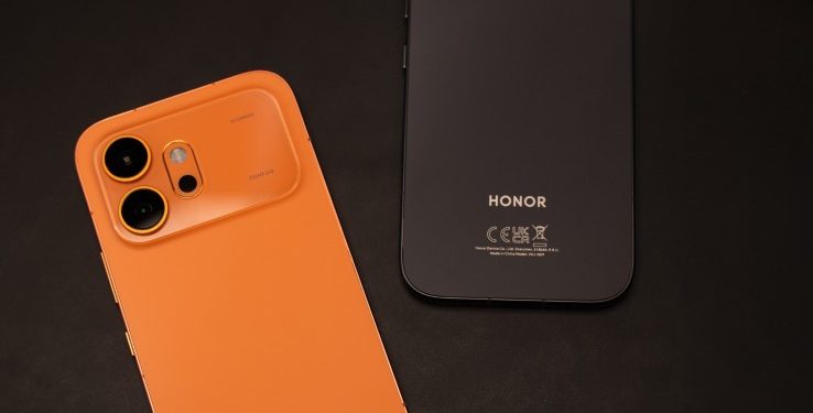 HONOR 600 em preto e laranja sobre fundo neutro, vista frontal e traseira mostrando câmara de 200MP e ecrã de 6,57 polegadas
