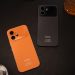 HONOR 600 em preto e laranja sobre fundo neutro, vista frontal e traseira mostrando câmara de 200MP e ecrã de 6,57 polegadas