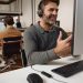 HP Poly Mission e Studio V12 chegam a Portugal 7 headset HP Poly Mission e barra Poly Studio V12 numa sala de reuniões moderna