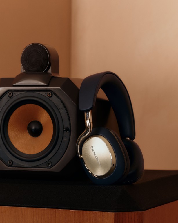 Bowers & Wilkins Px8 S2 ganham duas novas cores 4 High BW Px8 S2 Midnight Blue Campaign 9