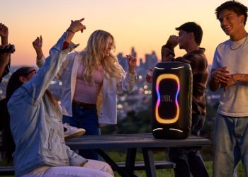 Colunas JBL PartyBox 330 e JBL PartyBox 130 com iluminação RGB dinâmica e design portátil para festas e eventos.