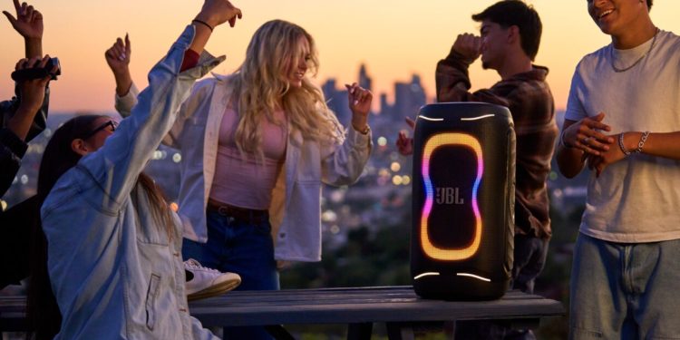 Colunas JBL PartyBox 330 e JBL PartyBox 130 com iluminação RGB dinâmica e design portátil para festas e eventos.