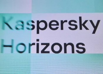 Representação conceptual de inteligência artificial cognitiva ligada ao cérebro humano através de redes digitais e fluxos de dados.
