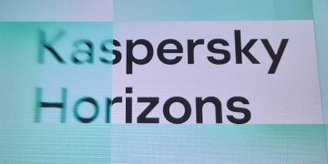 Representação conceptual de inteligência artificial cognitiva ligada ao cérebro humano através de redes digitais e fluxos de dados.