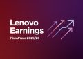 Yuanqing Yang, CEO da Lenovo, apresenta os resultados financeiros do ano fiscal 2025/2026 com gráficos de crescimento ao fundo em evento corporativo