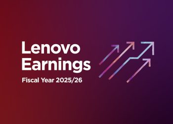 Yuanqing Yang, CEO da Lenovo, apresenta os resultados financeiros do ano fiscal 2025/2026 com gráficos de crescimento ao fundo em evento corporativo