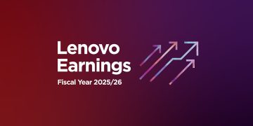 Yuanqing Yang, CEO da Lenovo, apresenta os resultados financeiros do ano fiscal 2025/2026 com gráficos de crescimento ao fundo em evento corporativo