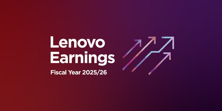 Lenovo: resultados explicam o melhor ano de sempre 1 Yuanqing Yang, CEO da Lenovo, apresenta os resultados financeiros do ano fiscal 2025/2026 com gráficos de crescimento ao fundo em evento corporativo