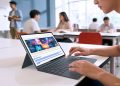 Lenovo Idea Tab Pro Gen 2 sobre secretária com caneta digital e teclado, em ambiente de estudo universitário