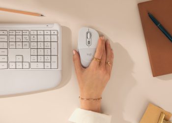 Rato Logitech Signature Comfort Plus M850 L com almofada integrada para a palma da mão, em tom cinzento claro sobre secretária de escritório moderno