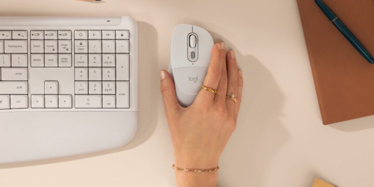 Logitech Signature Comfort Plus: finalmente um rato com almofada 1 Rato Logitech Signature Comfort Plus M850 L com almofada integrada para a palma da mão, em tom cinzento claro sobre secretária de escritório moderno