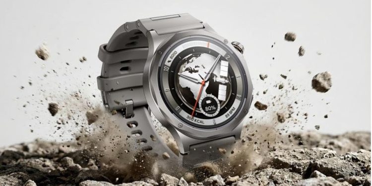 smartwatch OPPO Watch X3 em titânio no pulso com ecrã activo