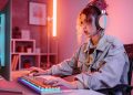 Philips Evnia 32M2N8900P leva o QD-OLED ao extremo 12 Monitor Philips Evnia 32M2N8900P com painel QD-OLED 4K de 240 Hz e iluminação Ambiglow para gaming competitivo.