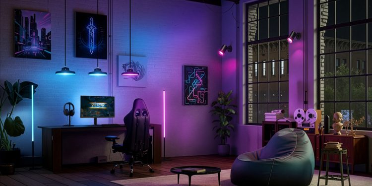 Monitor gaming Philips Evnia com iluminação Ambiglow activa a projectar cores para a parede circundante num quarto de gaming em ambiente escuro