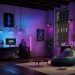 Philips Evnia AmbiScape: o quarto que reage ao jogo 7 Monitor gaming Philips Evnia com iluminação Ambiglow activa a projectar cores para a parede circundante num quarto de gaming em ambiente escuro