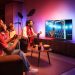 Sala iluminada com Philips Hue sincronizada com jogo de futebol em direto