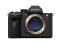 Sony Alpha 7R VI com adaptador XLR-A4 acoplado, em ambiente de estúdio com iluminação controlada a evidenciar o corpo em liga de magnésio e o visor OLED