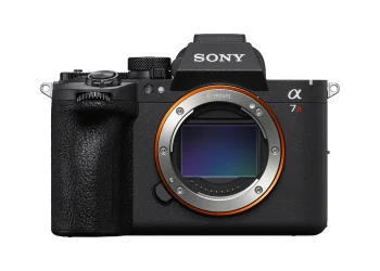 Sony Alpha 7R VI com adaptador XLR-A4 acoplado, em ambiente de estúdio com iluminação controlada a evidenciar o corpo em liga de magnésio e o visor OLED