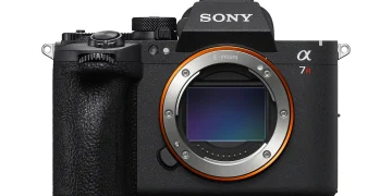 Sony Alpha 7R VI com adaptador XLR-A4 acoplado, em ambiente de estúdio com iluminação controlada a evidenciar o corpo em liga de magnésio e o visor OLED