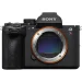Sony Alpha 7R VI com adaptador XLR-A4 acoplado, em ambiente de estúdio com iluminação controlada a evidenciar o corpo em liga de magnésio e o visor OLED