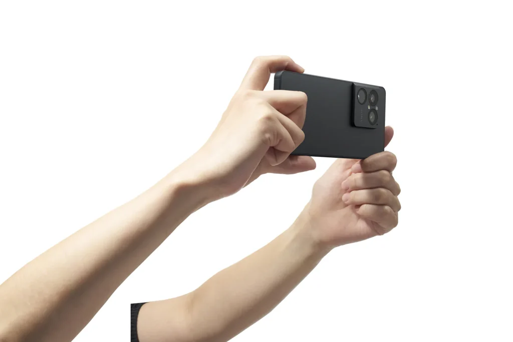 Xperia 1 VIII InHand capturing both hands3