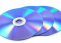 Disco Blu-ray com reflexo de luz azul sobre fundo escuro, ao lado de uma caixa de filme em formato físico