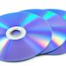 Disco Blu-ray com reflexo de luz azul sobre fundo escuro, ao lado de uma caixa de filme em formato físico