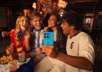 Quatro telemóveis Motorola moto g 2026 alinhados em cores Pantone sobre fundo neutro: g37, g37 power, g47 e g87
