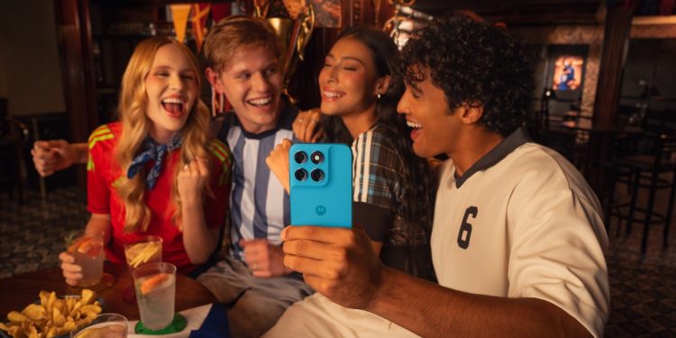 Quatro telemóveis Motorola moto g 2026 alinhados em cores Pantone sobre fundo neutro: g37, g37 power, g47 e g87