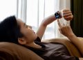 Smartwatch REDMI Watch 6 da Xiaomi com ecrã AMOLED de 2,07 polegadas, design ultrafino e bracelete azul Glacier Blue.