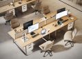 Monitor AOC E4 numa secretária moderna com portátil ligado por USB-C e ambiente de escritório híbrido